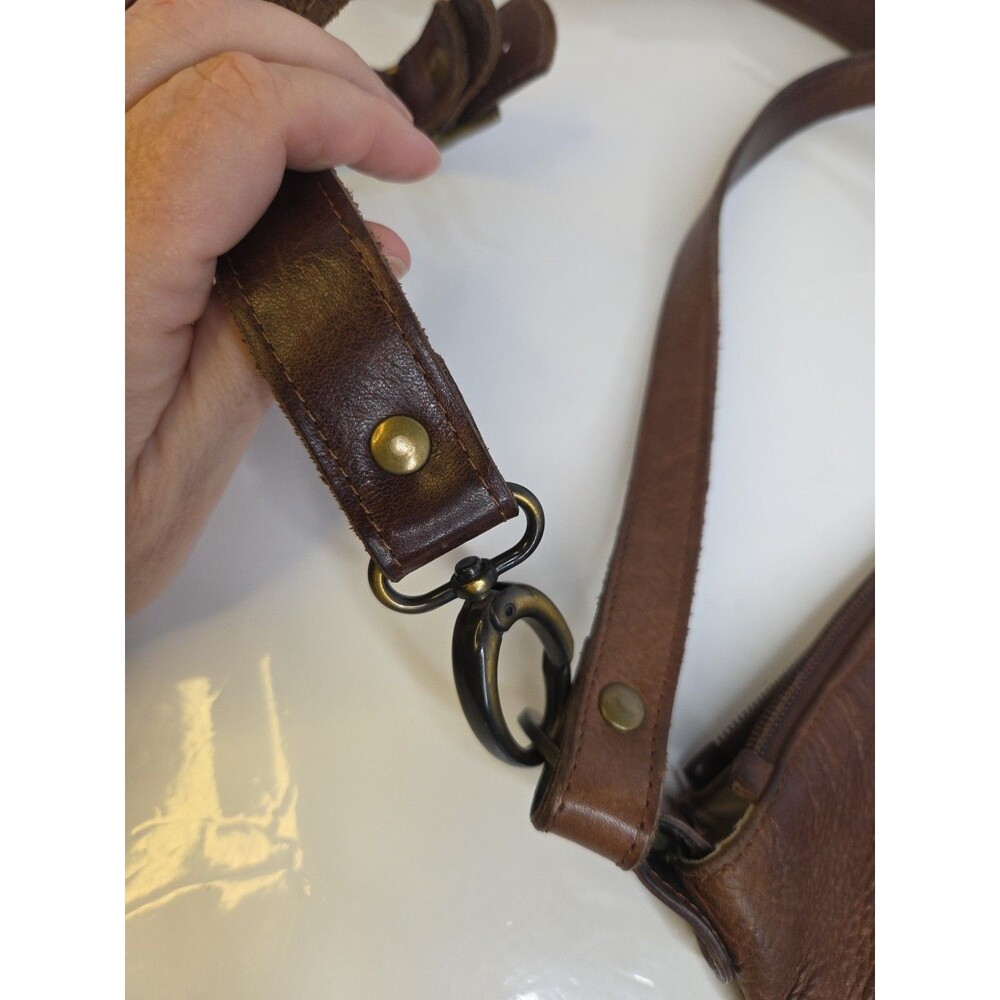 LAND Brown Leather Square (11 X 11) Messenger Satchel w/ Handle & Shoulder Strap - Picture 13 of 16